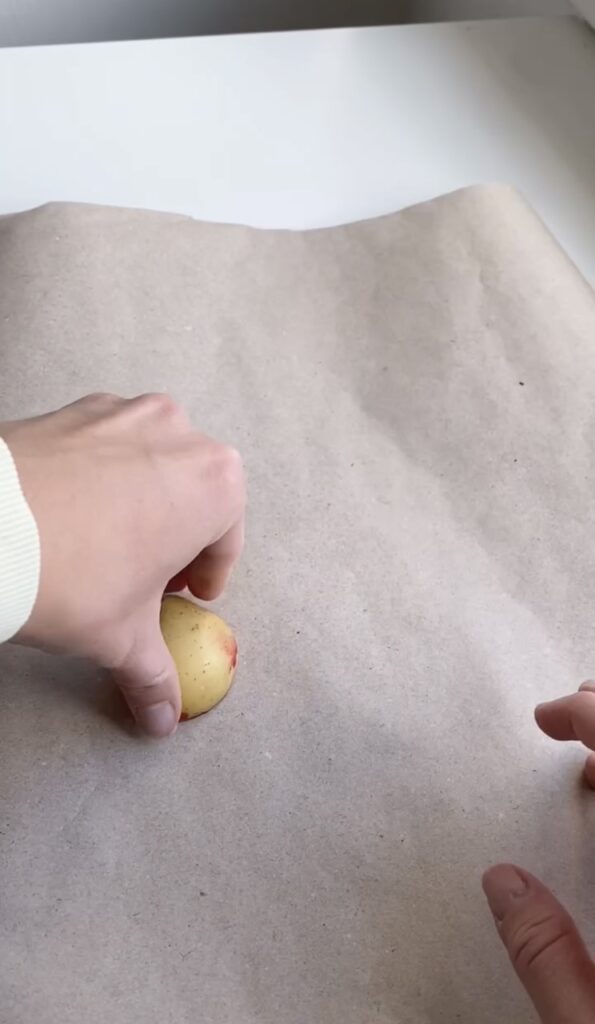 Kartoflen bliver stemplet på gavepapiret