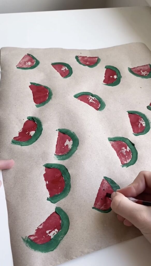 De sidste detaljer bliver sat på det flotte gavepapir