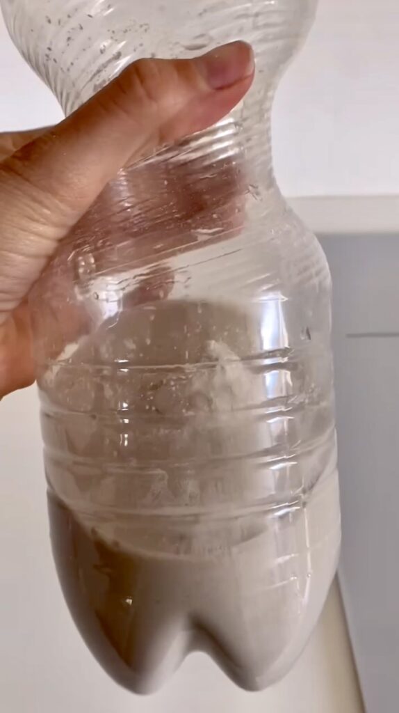 Gips og vand blande sammen i flasken