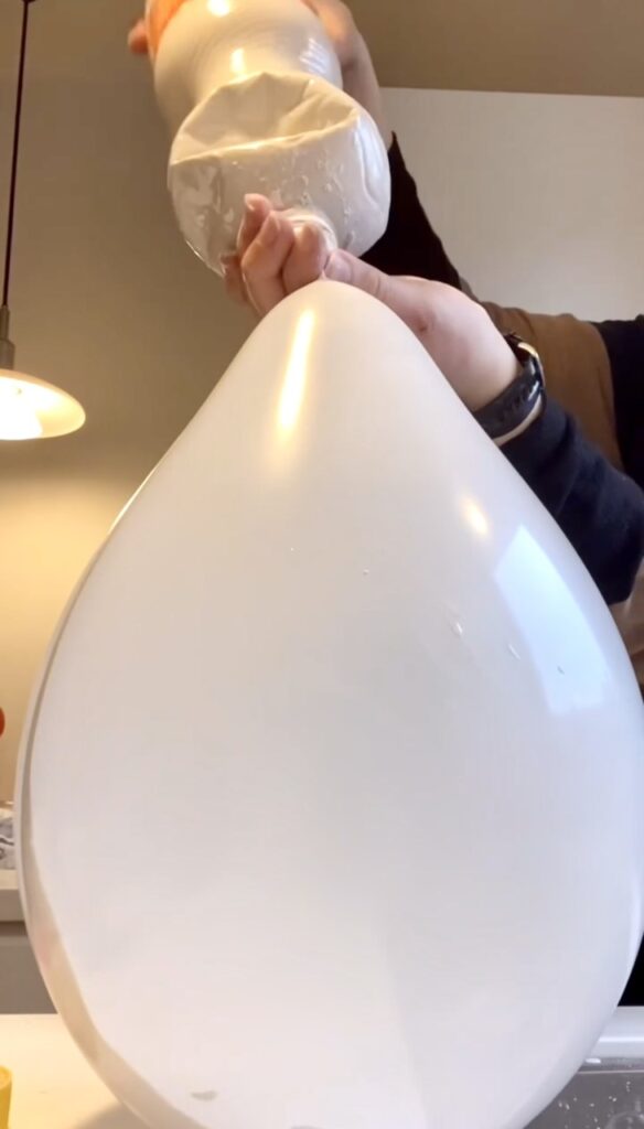 Blandingen hældes i en oppustet ballon