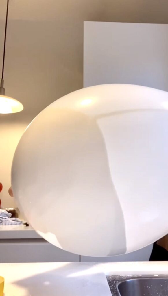 Gipsen skal bevæges rundt i ballonen