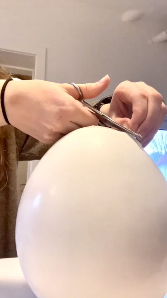 Ballonen klippes op når gipsen er tør