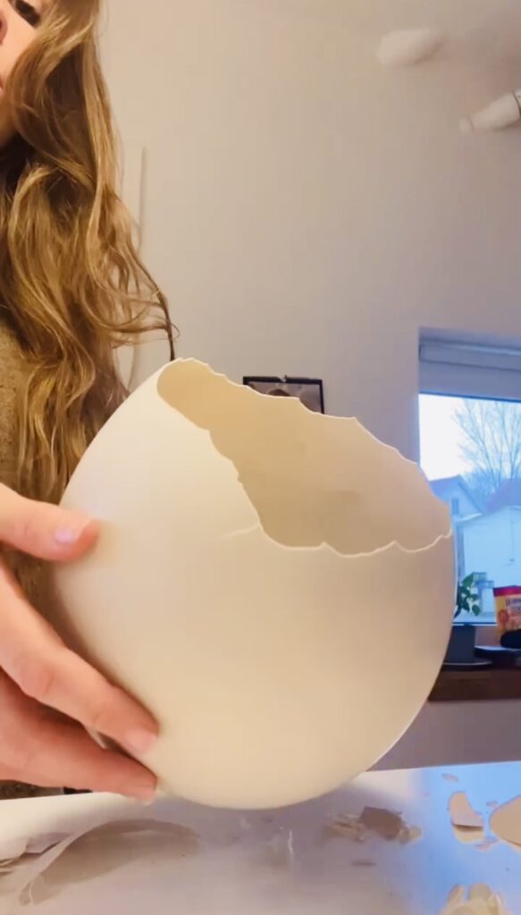 Påskeægget af gips er nu færdig og klar til brug