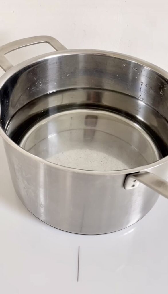 Vand skal sættes til kog i en gryde.