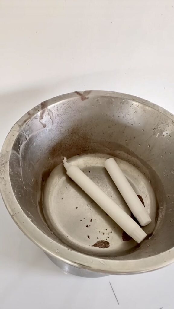 Stearinlys kommes i en skål ovenpå det kogende vand.