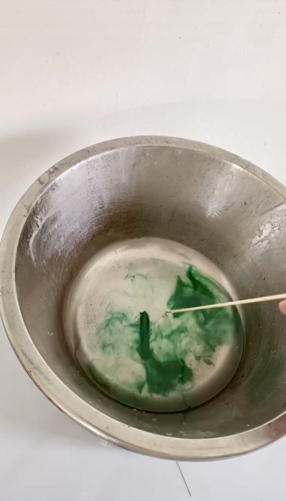 Kom farvekridt ned til det smeltede stearinlys.