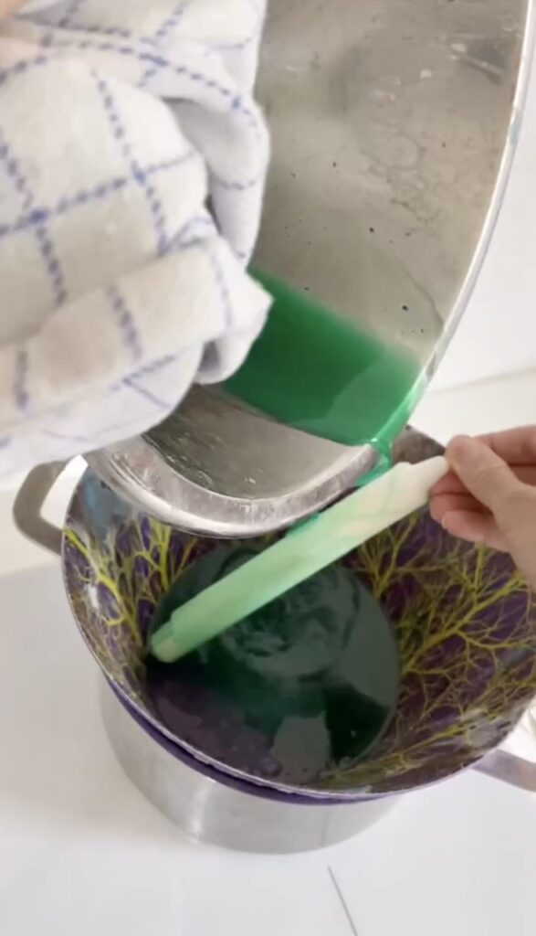 Hæld den farvede stearin udover stearinlyset med malertape. 