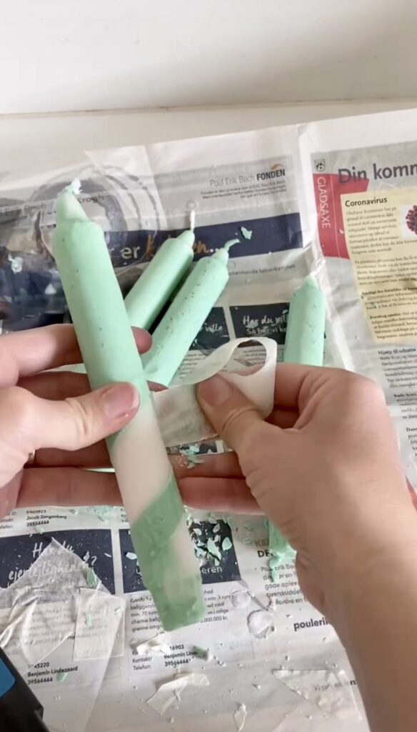 Fjern malertapen. Du er nu næsten færdig med dette stearinlys DIY.