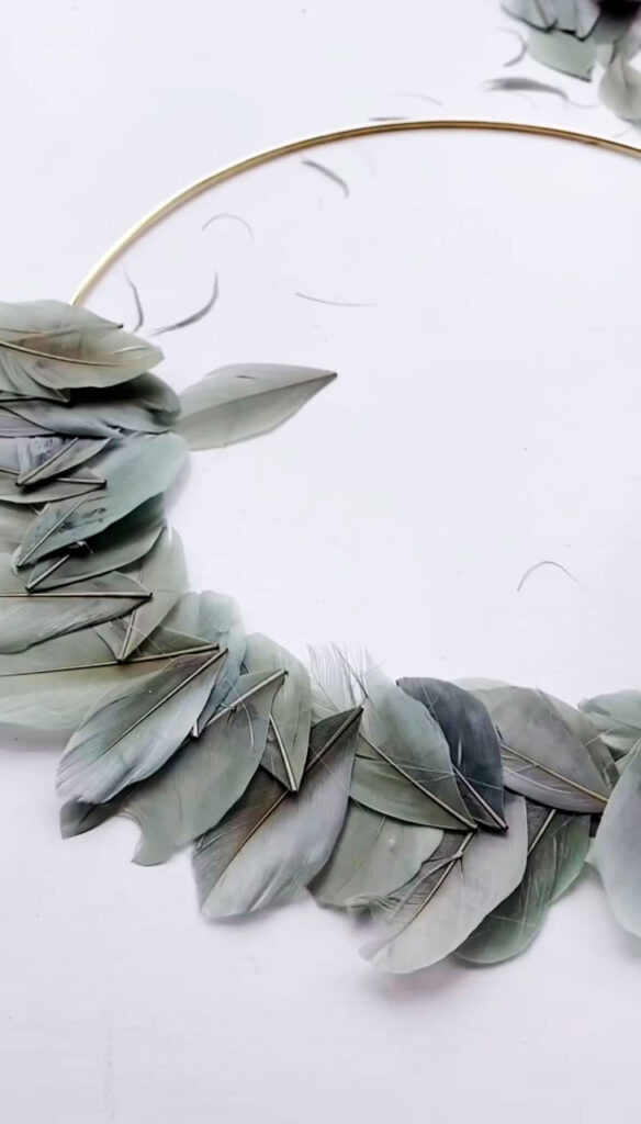 Fjerene skal hele vejen rundt om metalringen. 