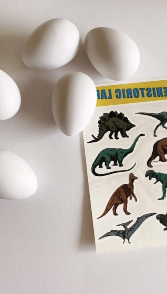 Du skal bruge pynteæg og tatoveringer til dine dinosaur påskeæg. 