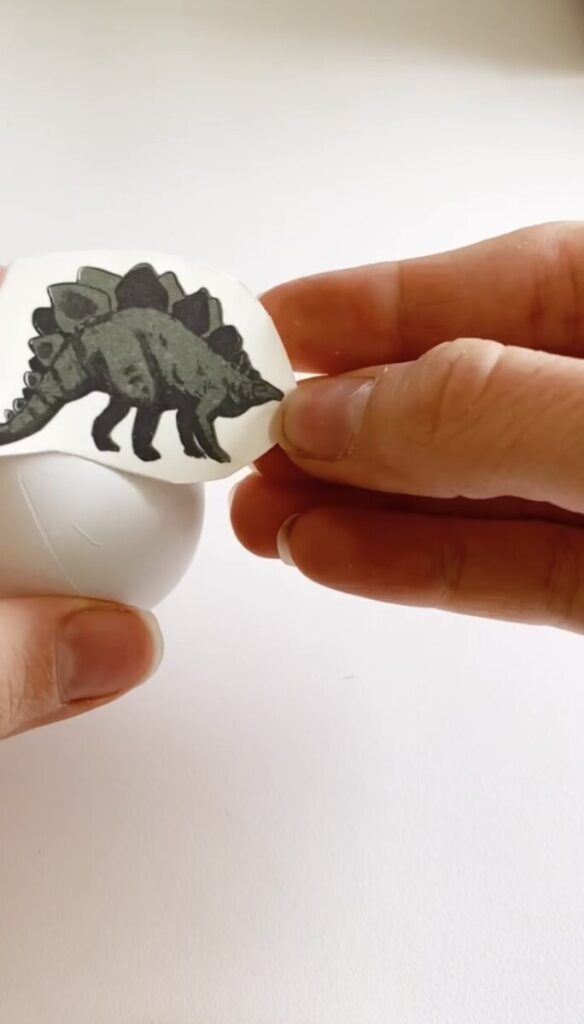 Klip tatoveringerne ud.