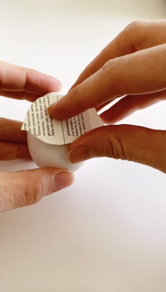 Placer tatoveringer på pynteæggene.