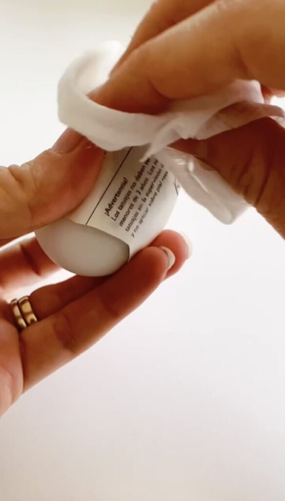 Dup tatoveringen med en fugtig klud.