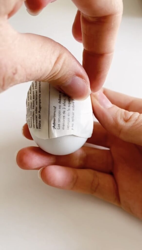 Fjern papiret fra tatoveringen. 