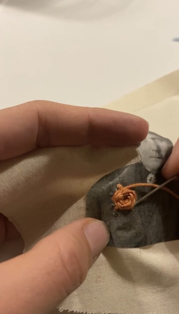 Broderi blomsten i orange.