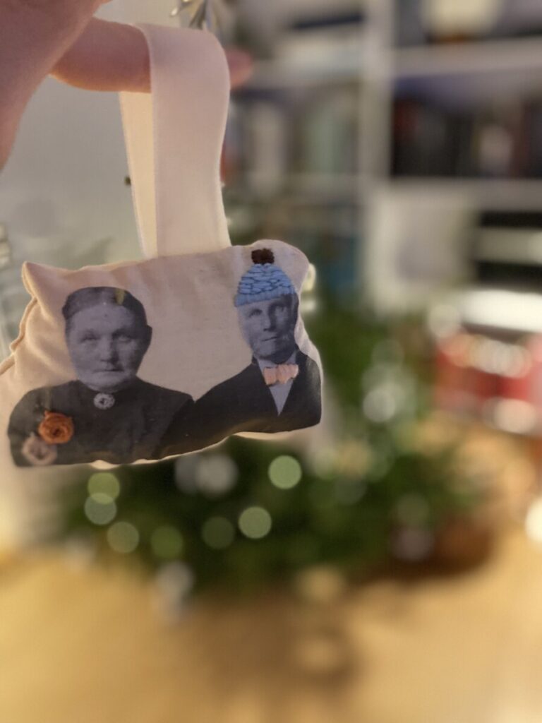 Klar til at komme på juletræet.
