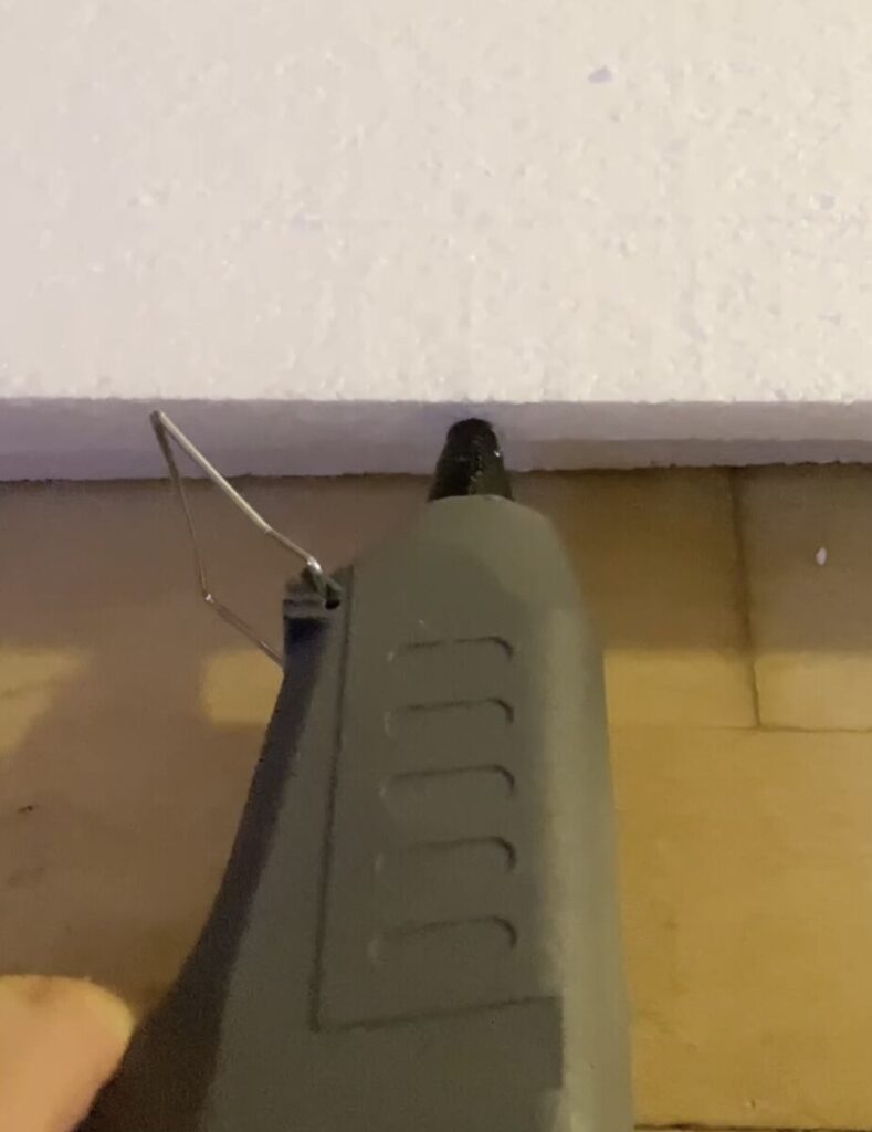 Lim flamingoplader sammen med en limpistol