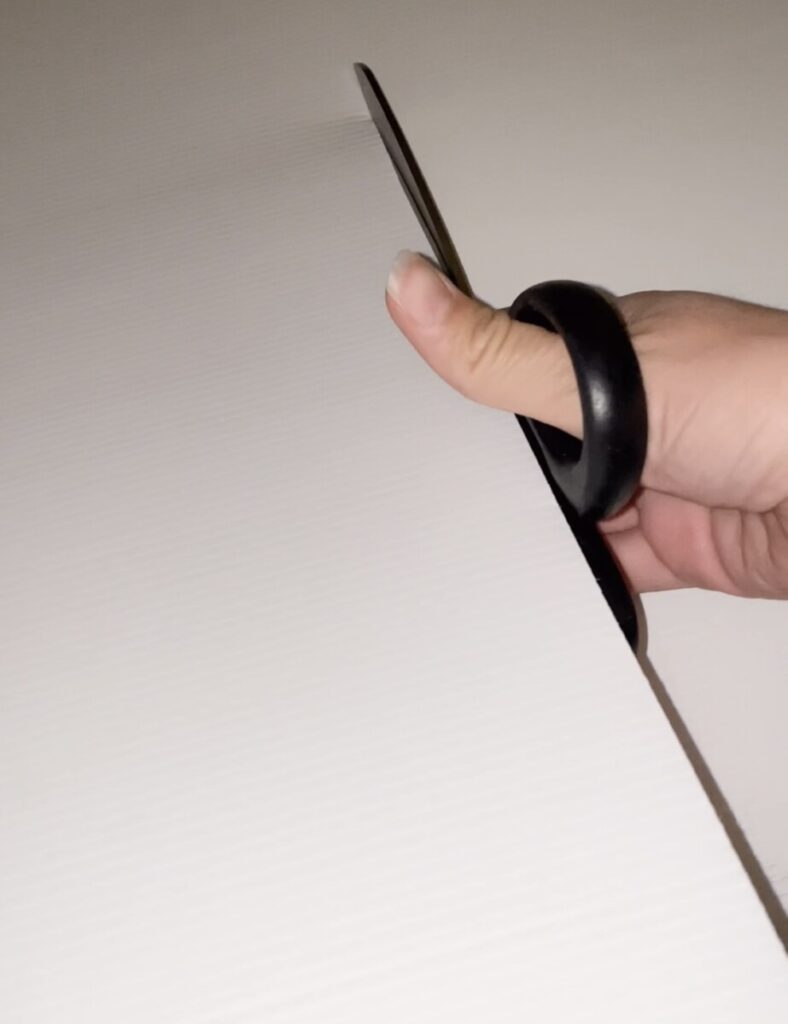 Klip afdækningsplader (jeg har brugt Biplex) i lange stykker med 20 cm i bredden. 