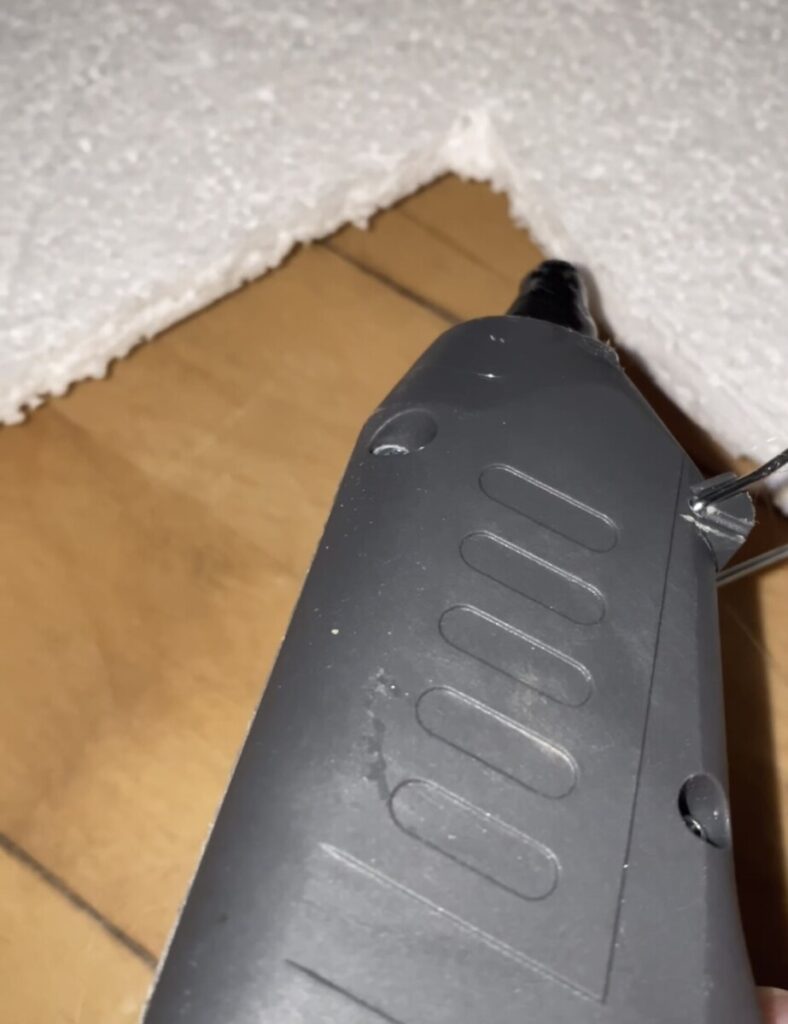 Lim rundt på kanterne og sæt de klippede afdækningspladestrimler fast.