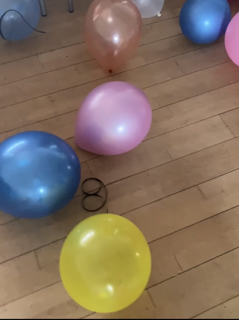 Pust en masse balloner op.