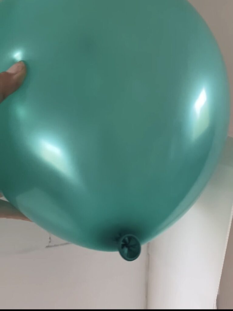 Brug ballon-dots til at sætte ballonerne fast i tallet.