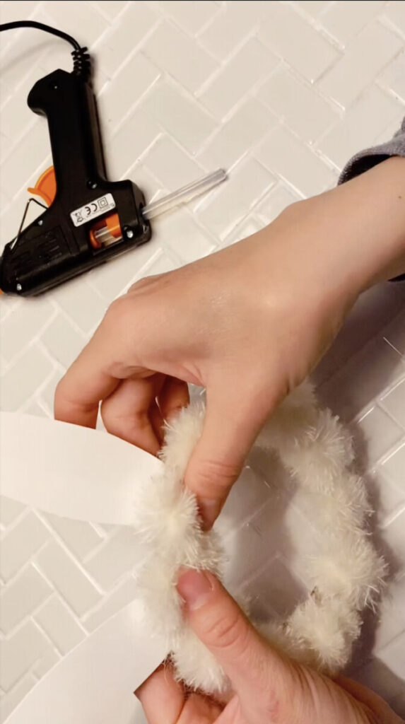 Lim kaninørerne på.