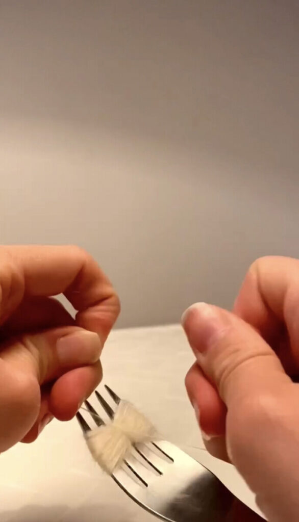 Kom garn igennem gaflen.