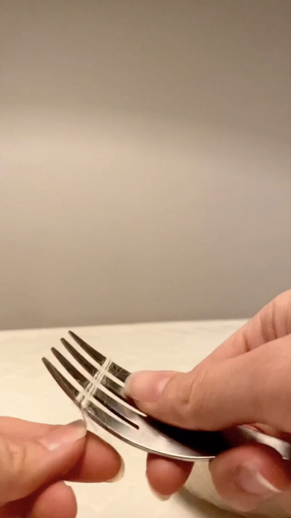 Kom garnet rundt om gaflen. 