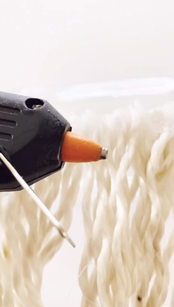 Lim reb fast i toppen af vasen.