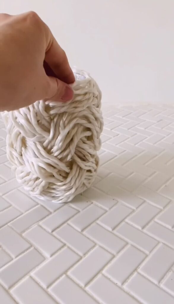 Lim ender fast på vasen