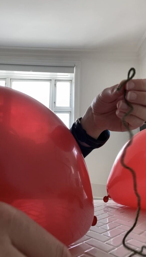 Bind en grøn snor om enderne på ballonerne
