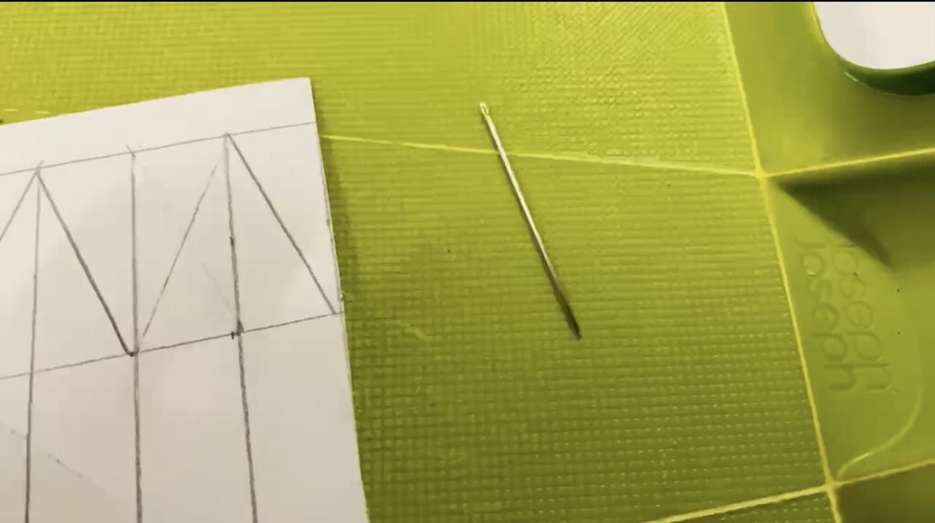 Rids lige så forsigtigt med en nål på de lodrette streger. 