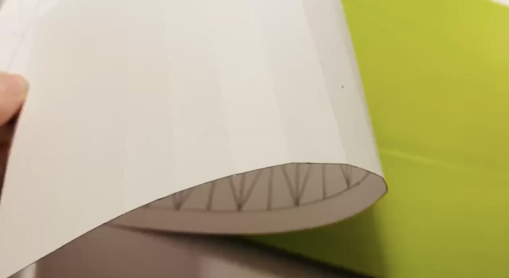 Ridserne kan ses på den anden side af papiret. 