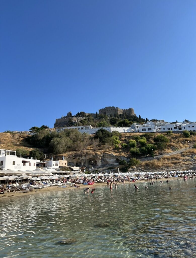 Lindos set fra stranden af