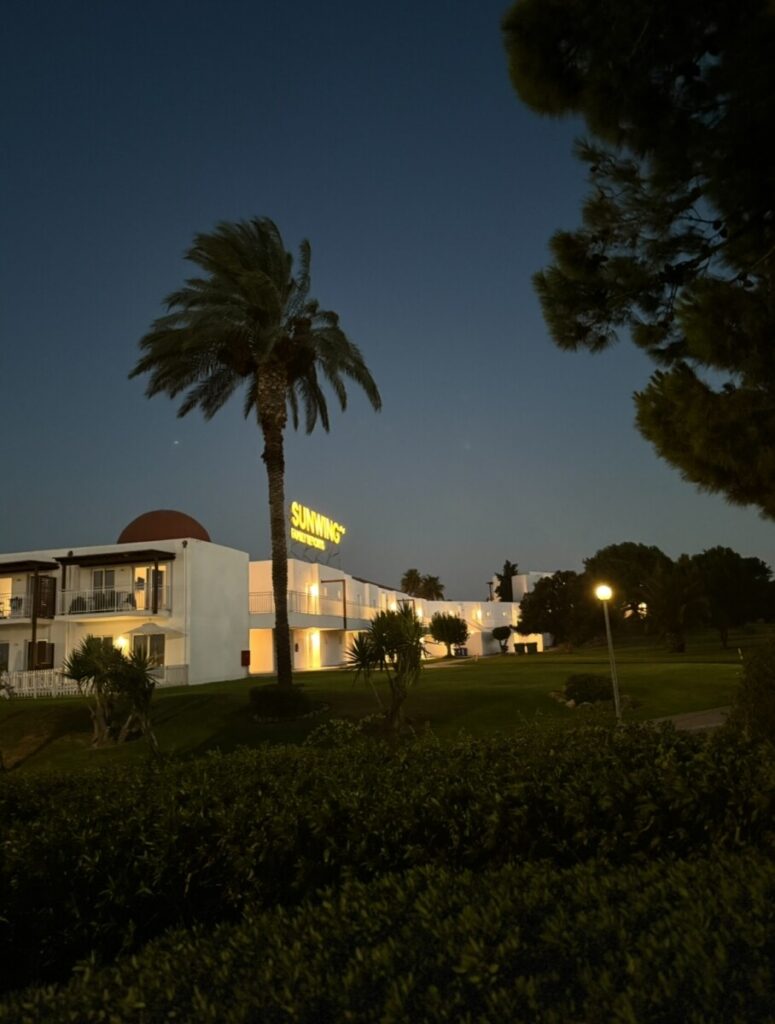 Hotellet by night